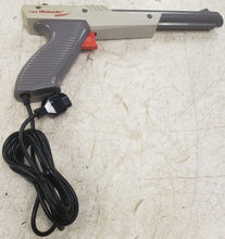 Load image into Gallery viewer, 1985 Nintendo NES-005 Zapper for NES
