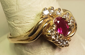 3.17 dwt 14k gold ring with garnet and 8 round diamonds - size 9.75