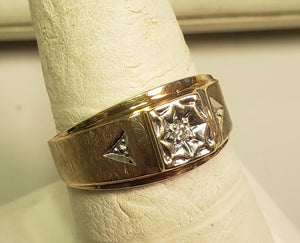 1.36 dwt 10k gold ring with small round diamond - size 9