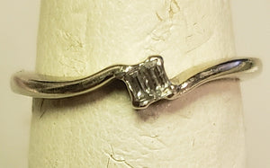 .92 dwt 10KW gold ring with 2 baguette diamonds - size 4.25