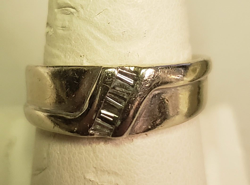 4.33 dwt 14K gold ring with baguette diamonds - size 8.25