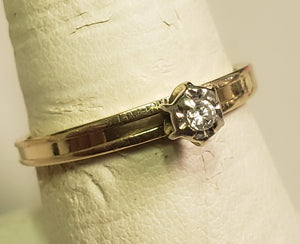 1.37 dwt 14K gold ring with small round diamond - size 8.5