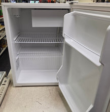Load image into Gallery viewer, Black &amp; Decker BCF27 Mini Fridge