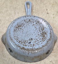 Load image into Gallery viewer, Vintage Dru Holland #17 Enamel Cast Iron Skillet