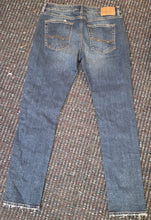 Load image into Gallery viewer, American Eagle Outfitters Distressed Skinny Jeans size 32x32