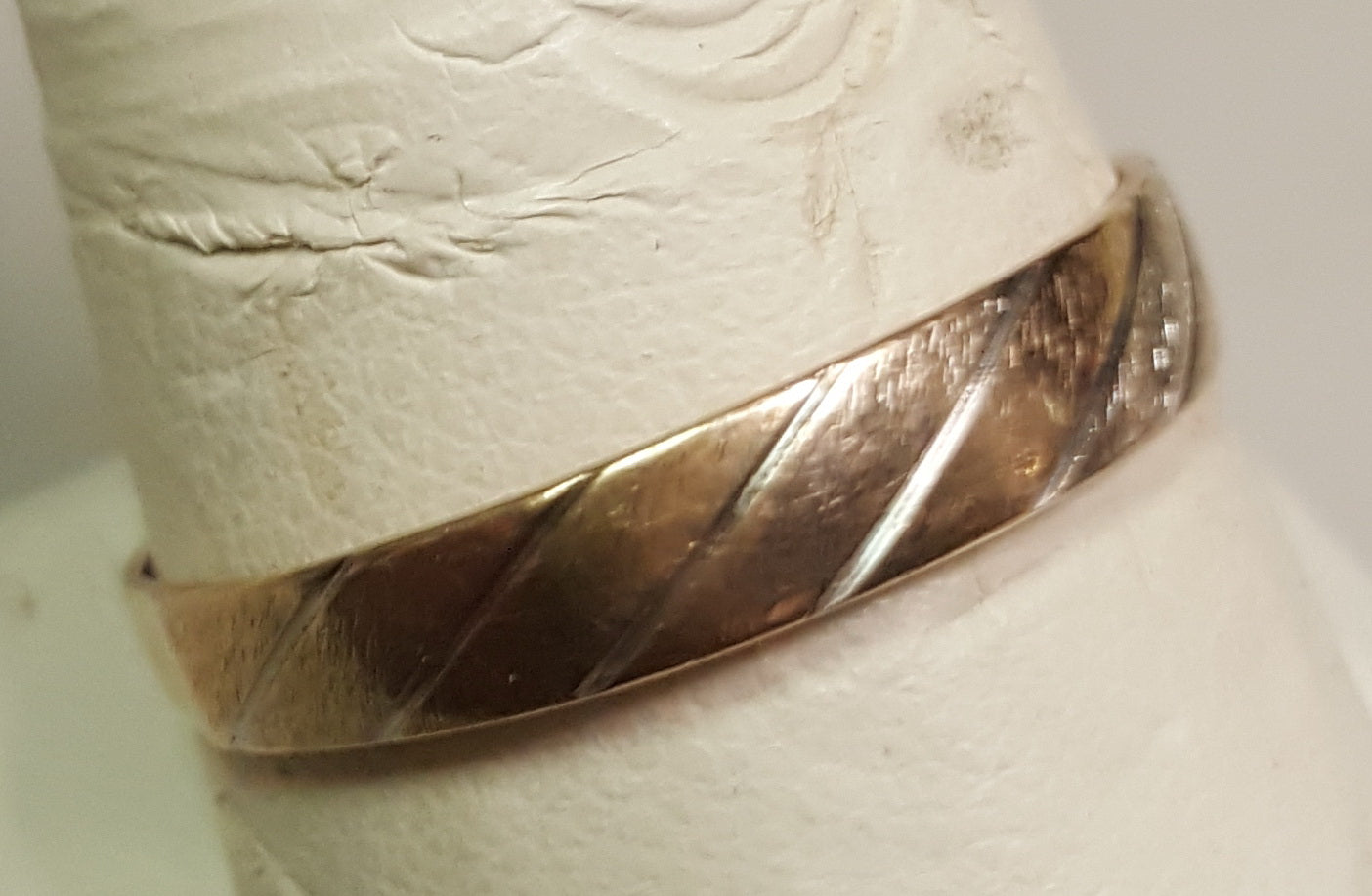 1.16 dwt 10K gold band with slanted line pattern - size 11.5