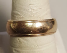 Load image into Gallery viewer, 4.60 dwt 14K gold band - size 9